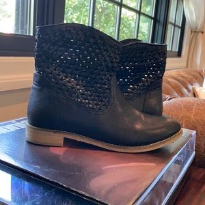 Low black casual booties
